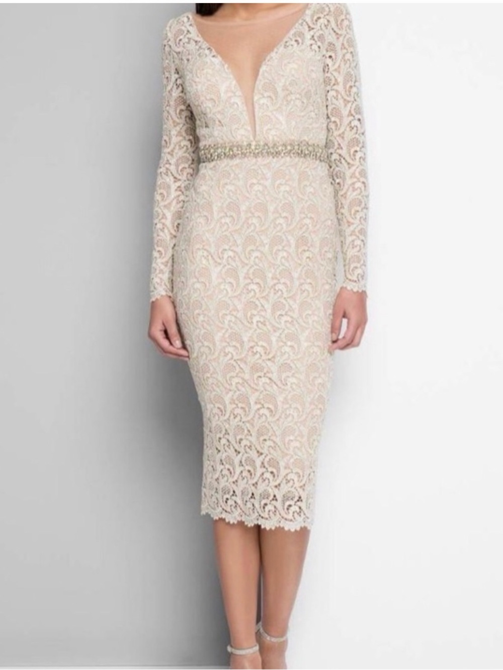 TERANI  COUTURE Elegant Lace Dress with Intricate Patterns